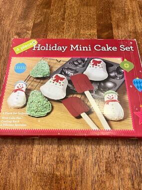 Vintage Holiday Mini Cake Set 4-Piece Set